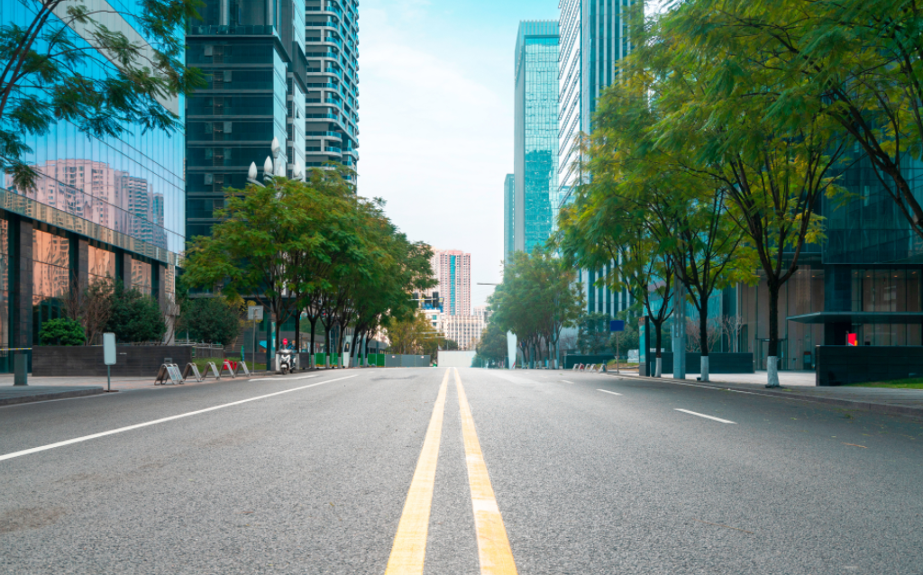 Uma avenida limpa e repleta de árvores como uma iniciativa para uma cidade mais sustentável