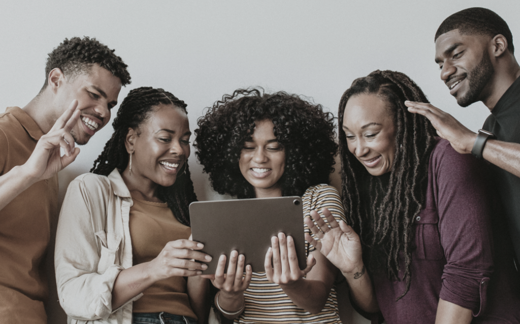 % pessoas pretas reunidas para conferir o conteúdo em um tablet