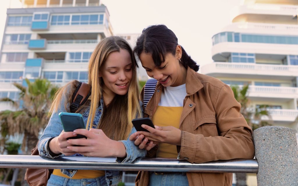 duas jovens mexendo no celular