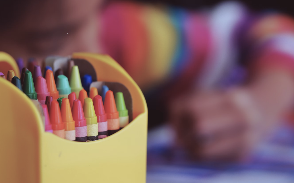 Caixa de lápis de cor vibrantes em amarelo, perfeita para estimular a criatividade das crianças. Ideal para atividades artísticas e educativas.