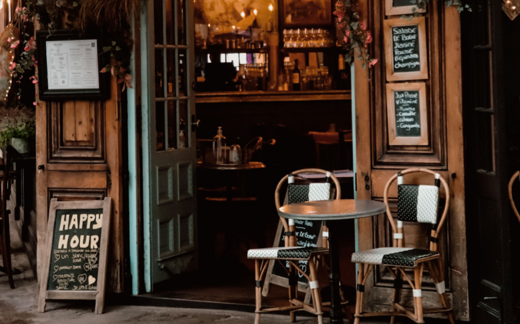 Imagem da frente de um café parisiense para simbolizar os gastos com a gastronomia