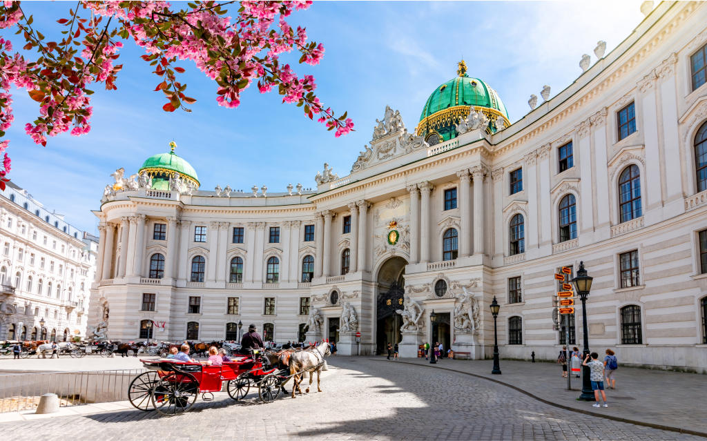 Imagem da construção histórica Hofburg em Viena.