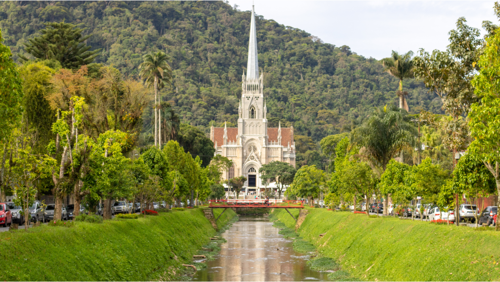 Imagem de uma construção tradicional em Petrópolis.