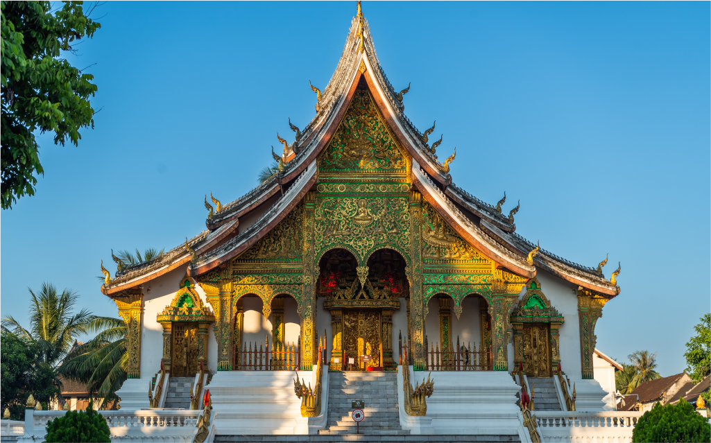 Imagem de uma construção verde e tradicional em Laos.