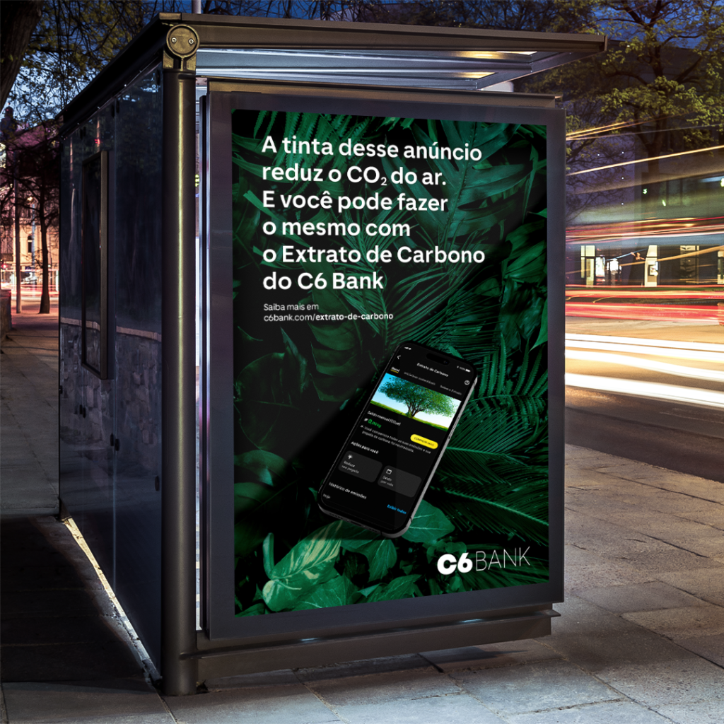 imagem de ponto de ônibus com cartaz em que se lê &quot;A tinta