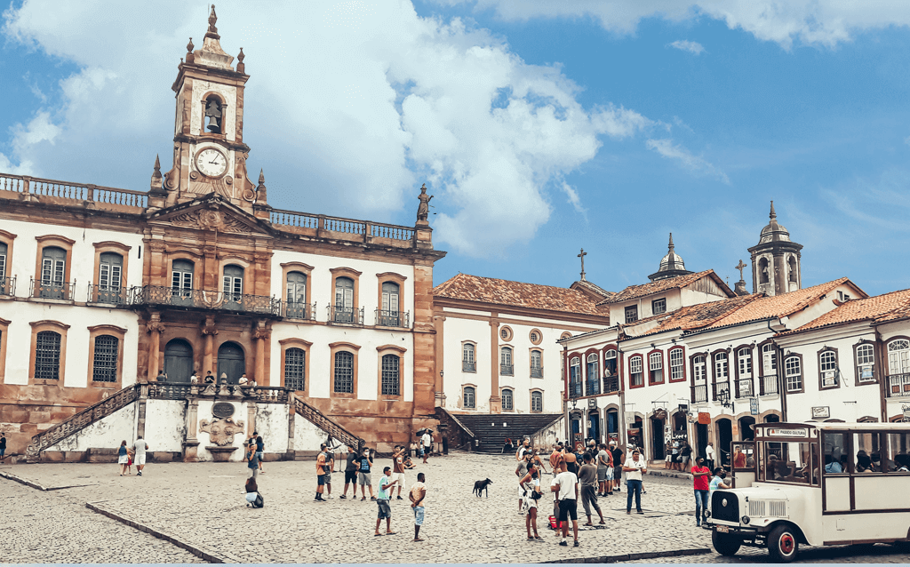 Vista externa deslumbrante do Museu da Inconfidência em Ouro Preto. A arquitetura imponente do museu se destaca, revelando sua beleza histórica enquanto visitantes apreciam a estrutura grandiosa.
