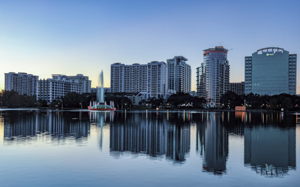 Prédios de Orlando rodeando um lago