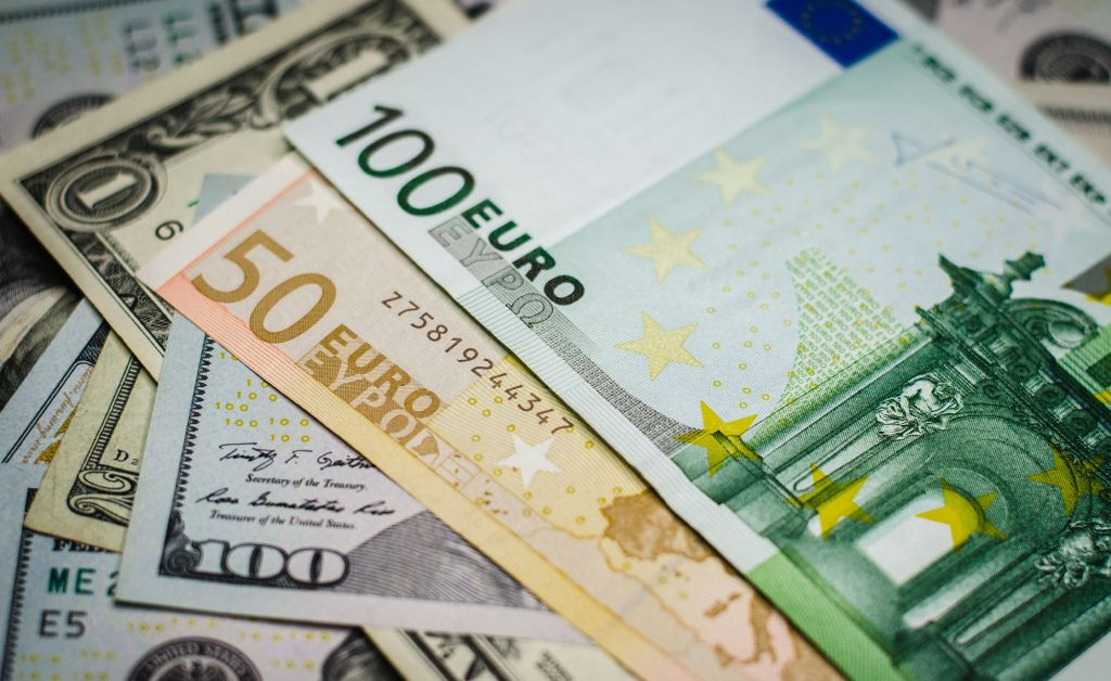 nota de 100 e 50 euros, uma sobre a outra