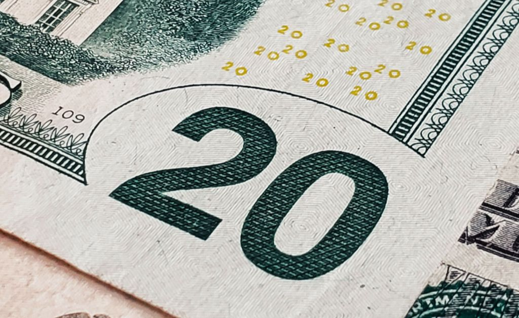nota de vinte dólares, com foco no número 20