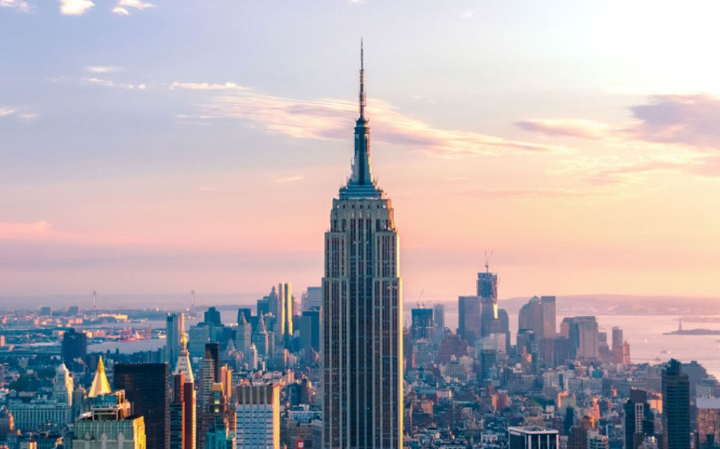 Nova York - Empire State Building - Esta estrutura imensa de arranha-céus se ergue contra o horizonte, destacando-se com sua arquitetura