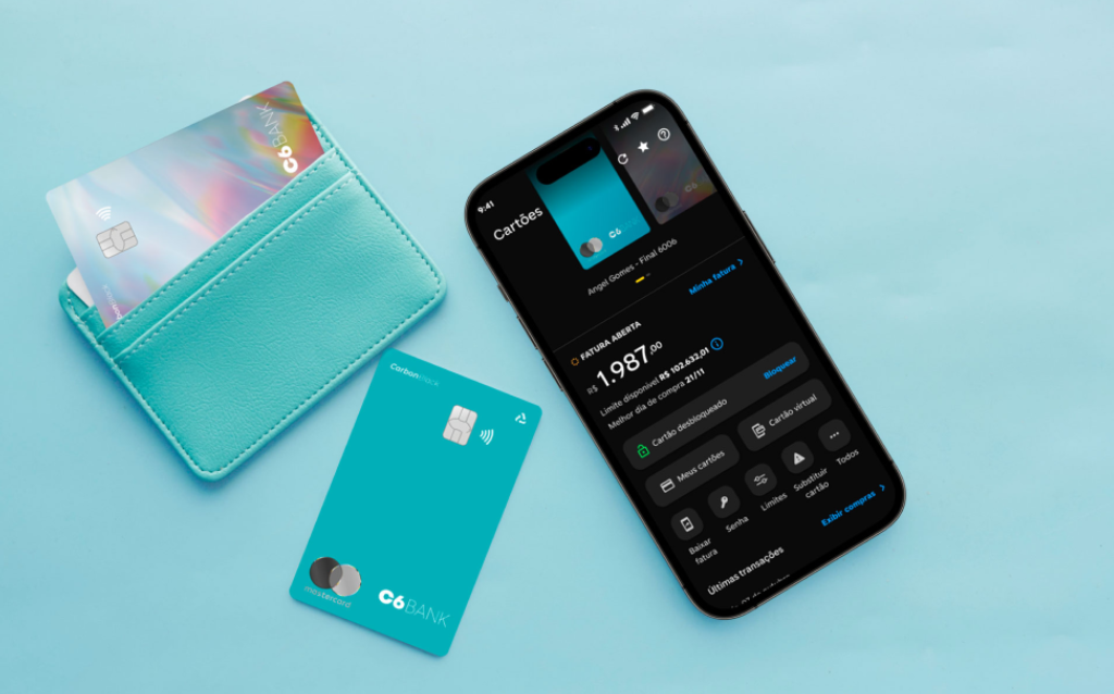 2 cartões de crédito c6 carbon mastercard black, um na cor azul turquesa e arco-íris.