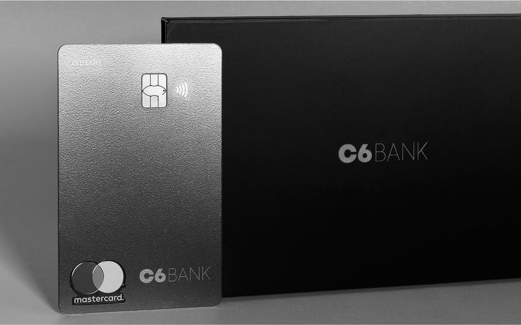 imagem de cartão black do c6 bank ao lado de envelope no qual ele é enviado
