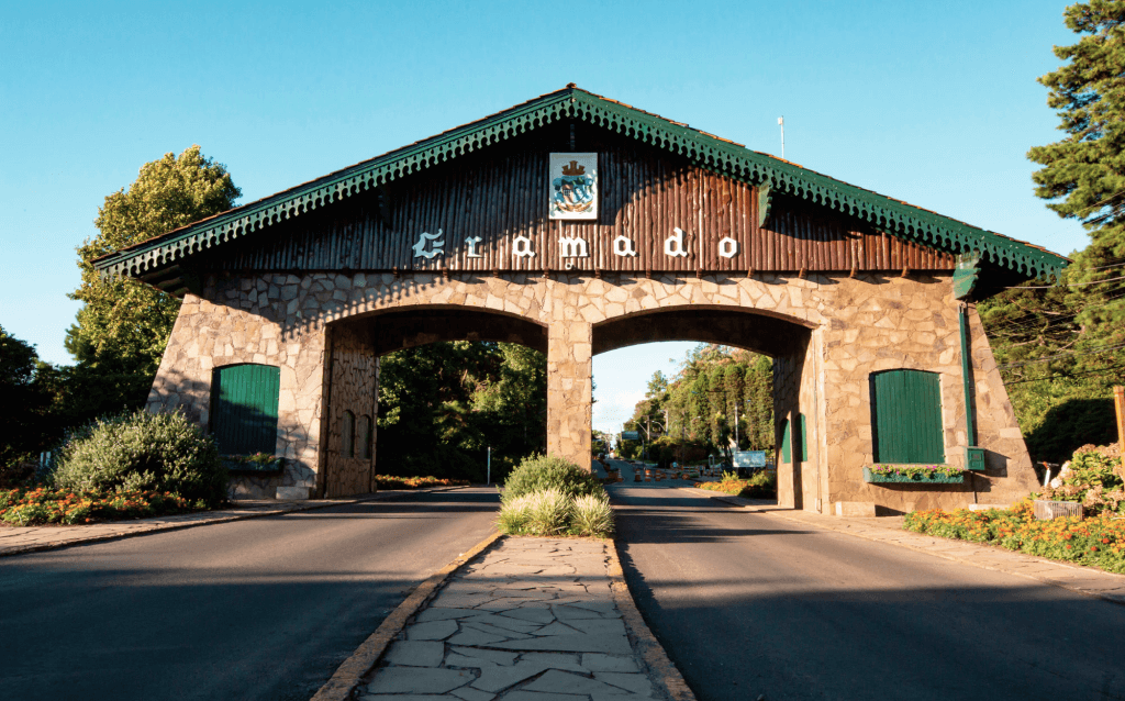 Portal de Entrada de Gramado, Rio Grande do Sul: Um majestoso portal de boas-vindas, adornado com detalhes arquitetônicos encantadores, recebe os visitantes na entrada de Gramado, destacando-se como um convite para explorar a beleza e o encanto desta cidade.
