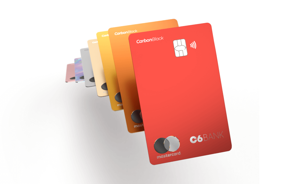 Imagem de alguns cartões do C6 Bank enfileirados de diferentes cores. juros do cartão de crédito
