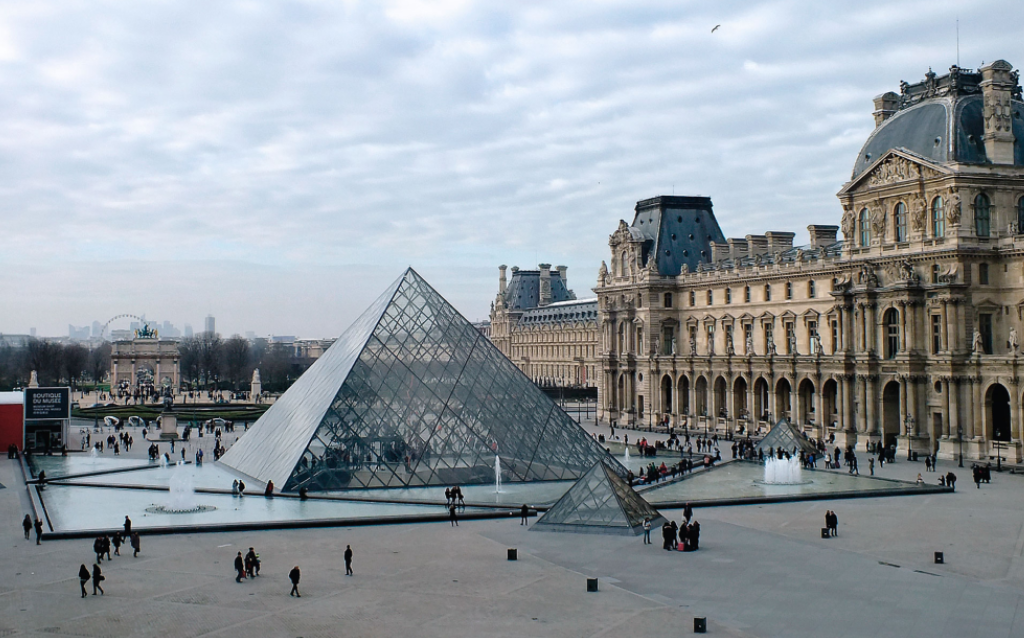 Imagem aérea da entrada do Louvre para simbolizar o valor da hospedagem em Paris