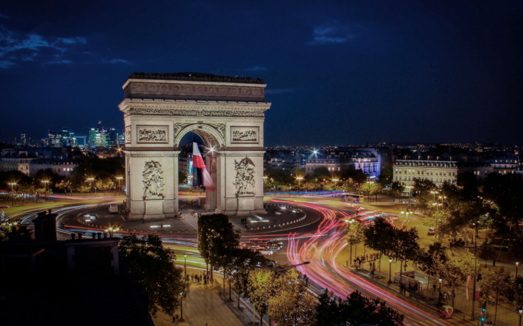 Vista aérea da Champs Elysee para simbolizar o custo de uma passagem aérea para Paris