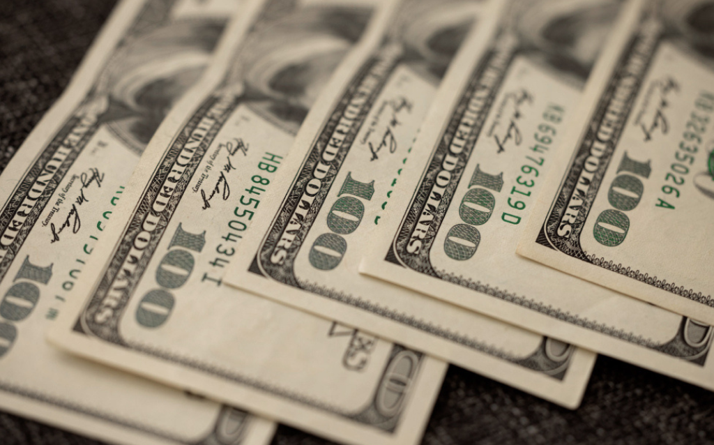 Dólares para representar a chegada da renda fixa em dólar no C6 Global Invest