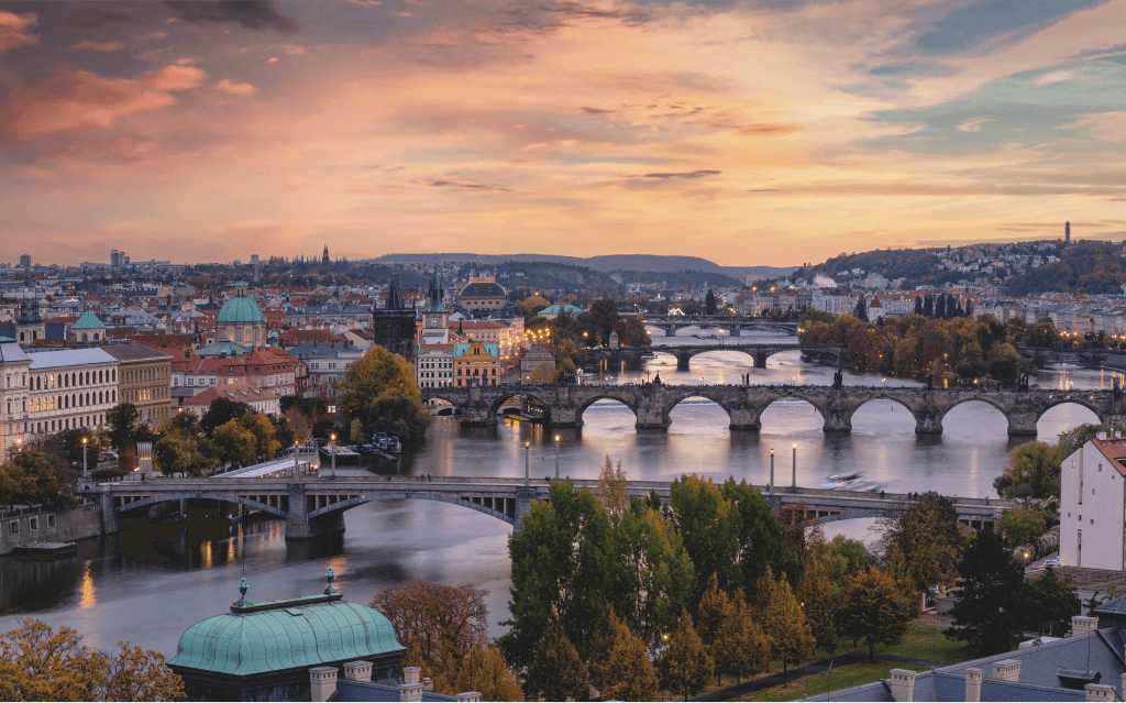 Praga, na República Tcheca, durante um fim de tarde.