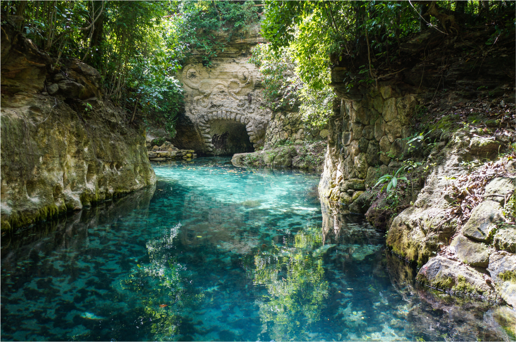 Uma piscina natural no meio da natureza em Cancun.
