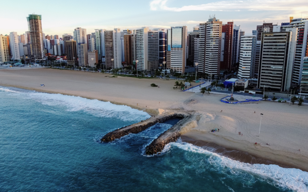 Orla da praia em Fortaleza com diversos prédios a beira mar.