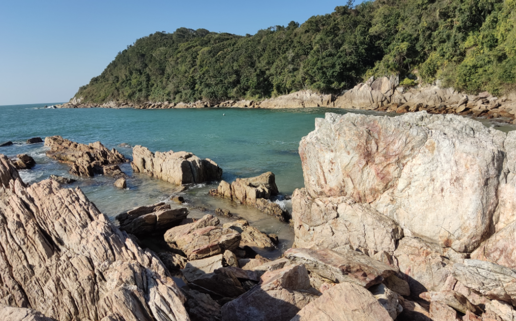 Praia com rochas em Penha, Santa Catarina
