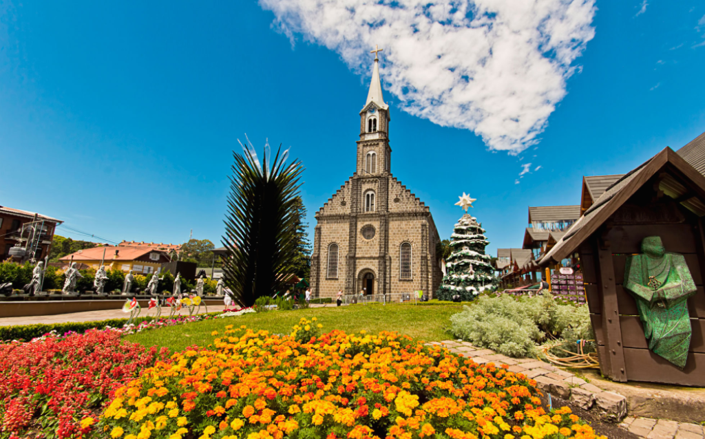 Igreja de Gramado em frente a um campo de flores