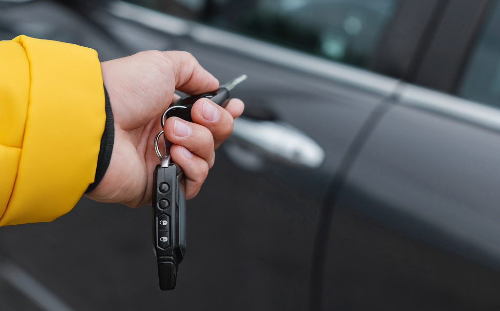 Pessoa segurando as chaves de seu carro novo