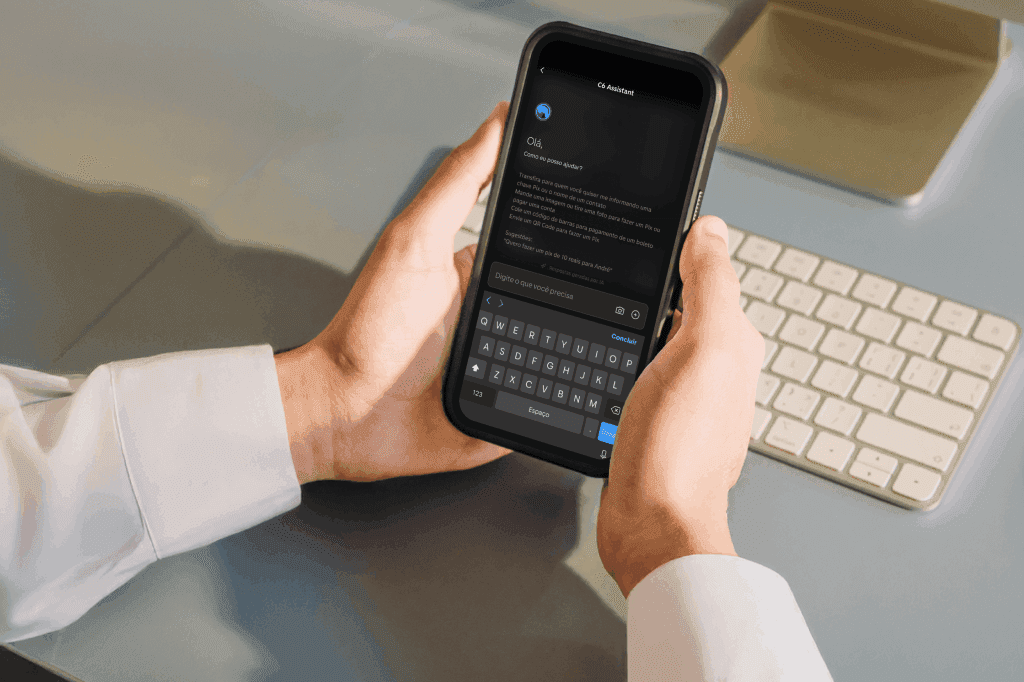 Pessoa usando C6 Assistant, IA dp C6 Bank, no celular