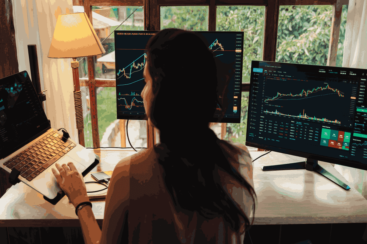 Mulher analisando gráficos de investimentos