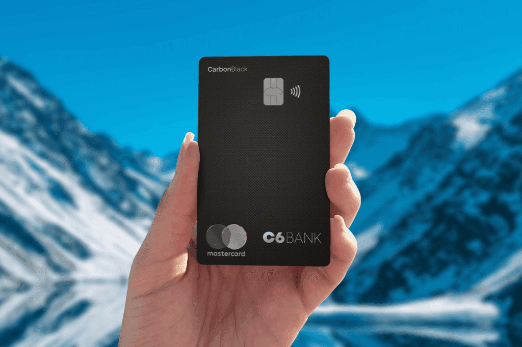 Cartão c6 carbon para viagens internacionais à frente de uma montanha de gelo