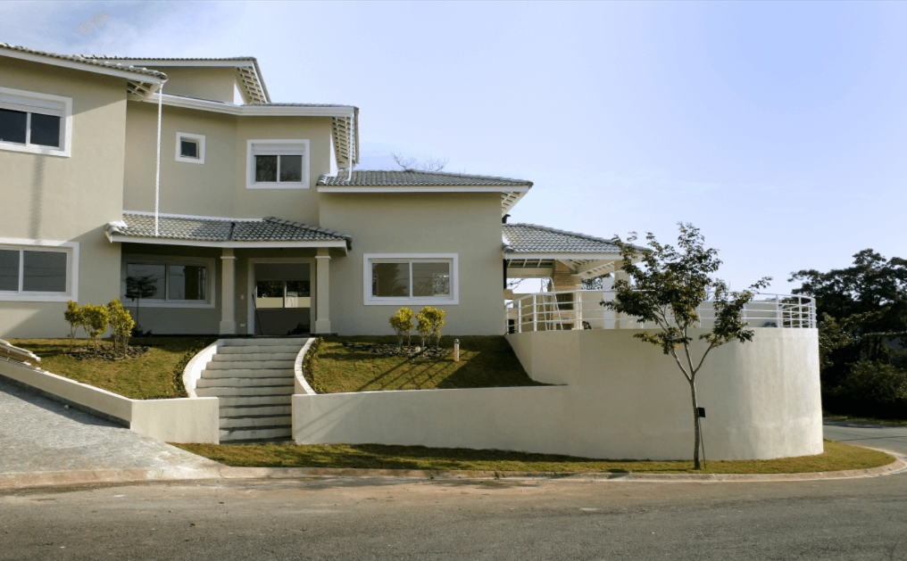 Casa branca de dois andares