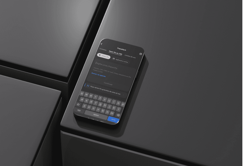 celular na superfície com aplicativo do banco