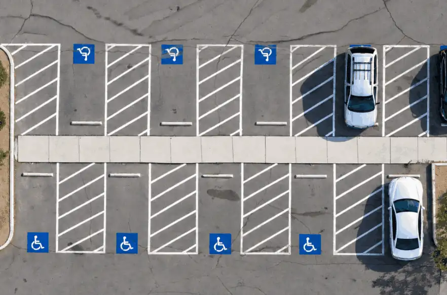 Carros estacionados em vagas especiais para a CNH especial PCD
