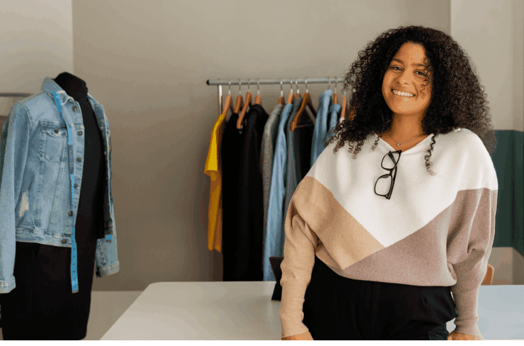 Empreendedora sorrindo por abrir uma conta PJ sem mensalidade
