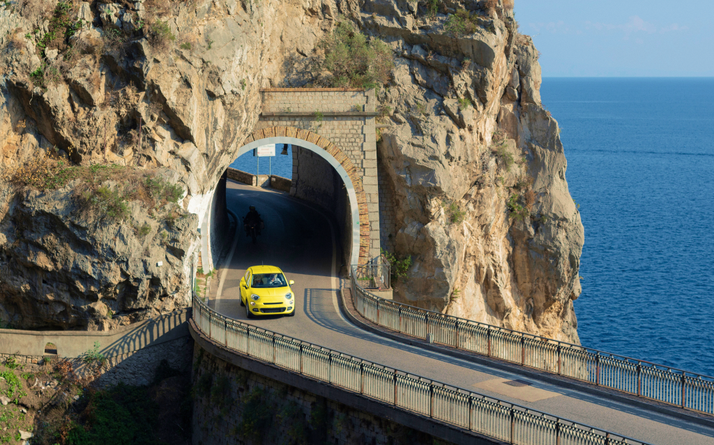 Carro amarelo em uma rodovia europeia