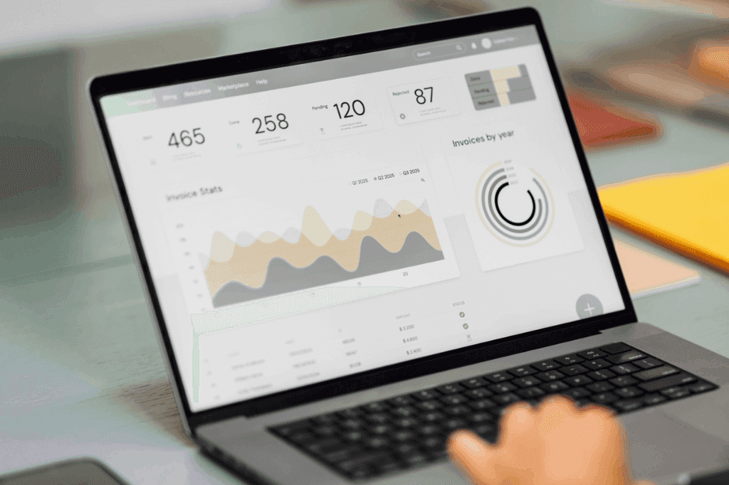 Profissional analisando informações e dados de clientes em um dashboard, representando customer success.