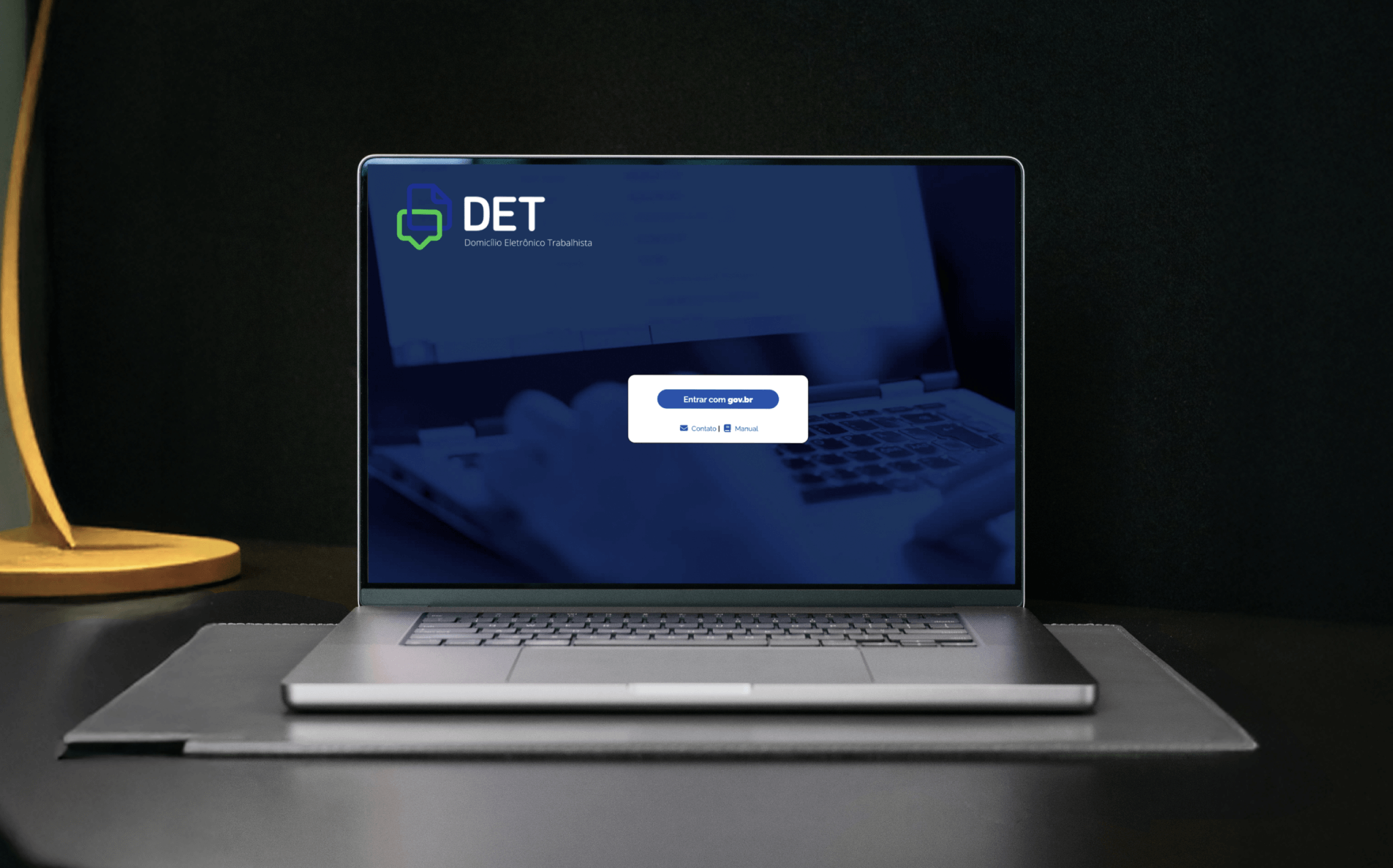 Computador aberto na página do DET MEI