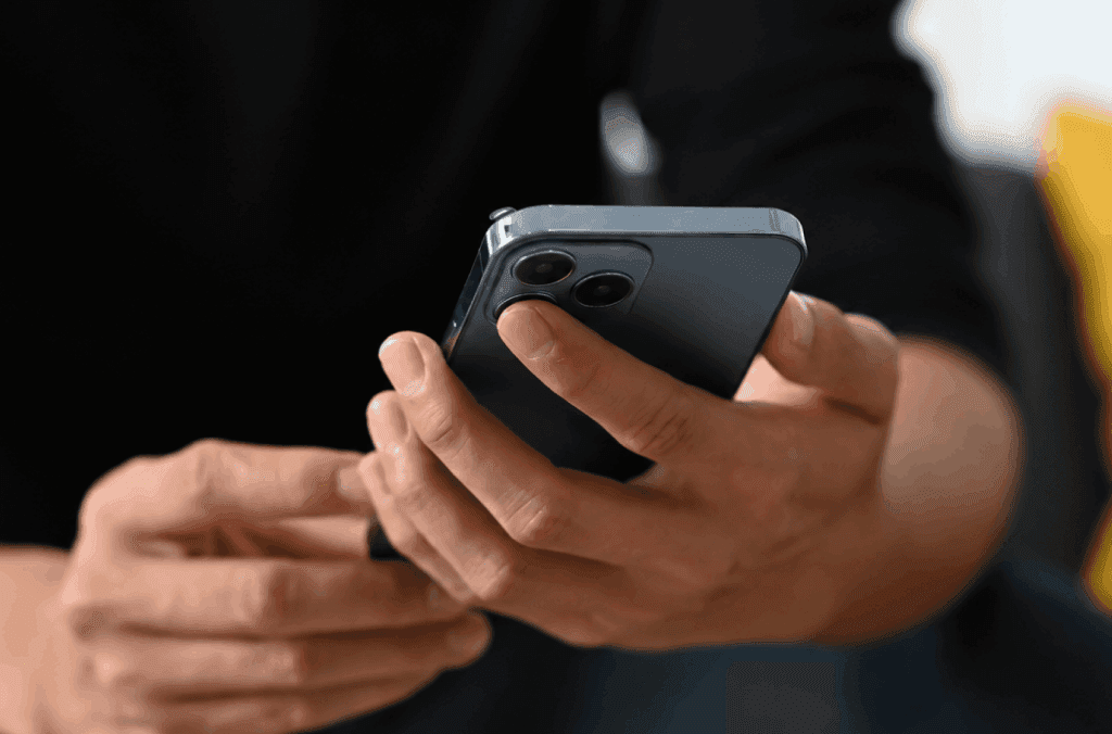 Pessoa no celular analisando opções de empréstimos bancários, entendendo sobre empréstimo: como contratar