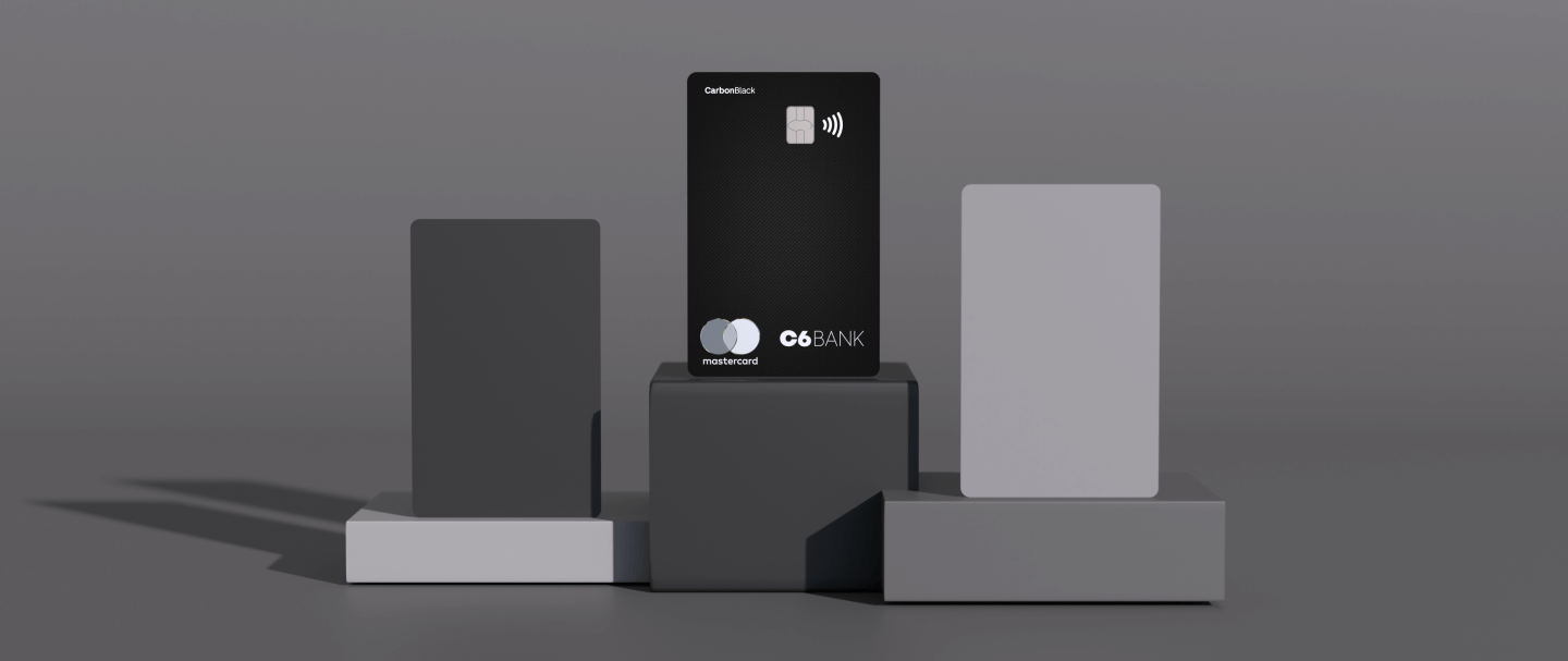 Imagem de um cartão de crédito da C6 Bank em destaque, rodeado por blocos geométricos em tons de cinza, ideal para ilustrar temas financeiros e bancários.