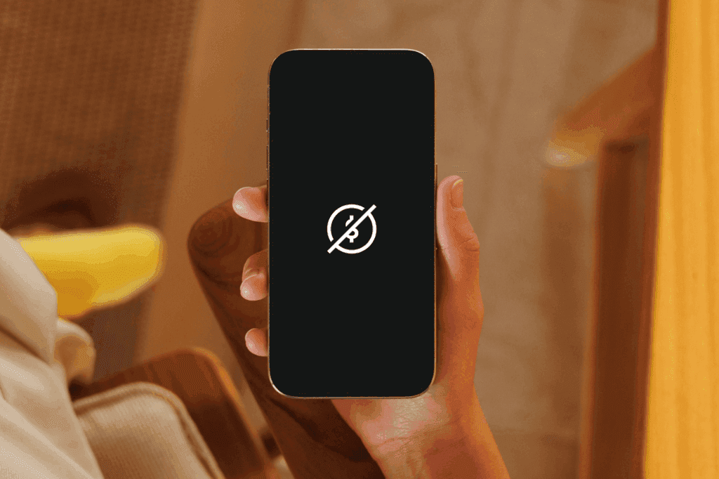 Celular em mãos, representando o saldo do FGTS bloqueado.