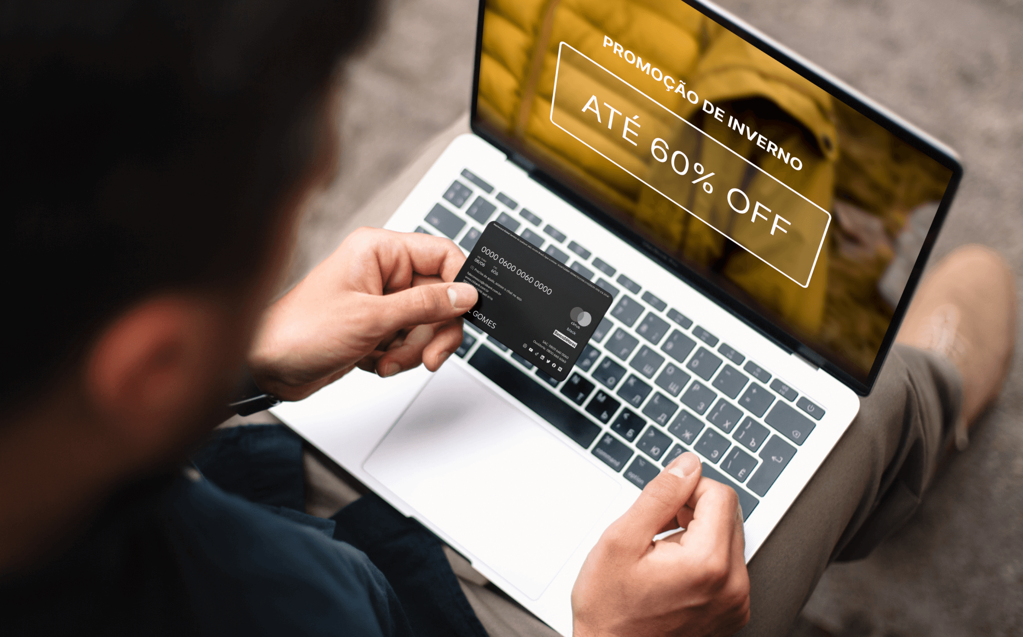 Pessoa com computador aberto e cartão em mãos para fazer uma compra em uma loja online em promoção