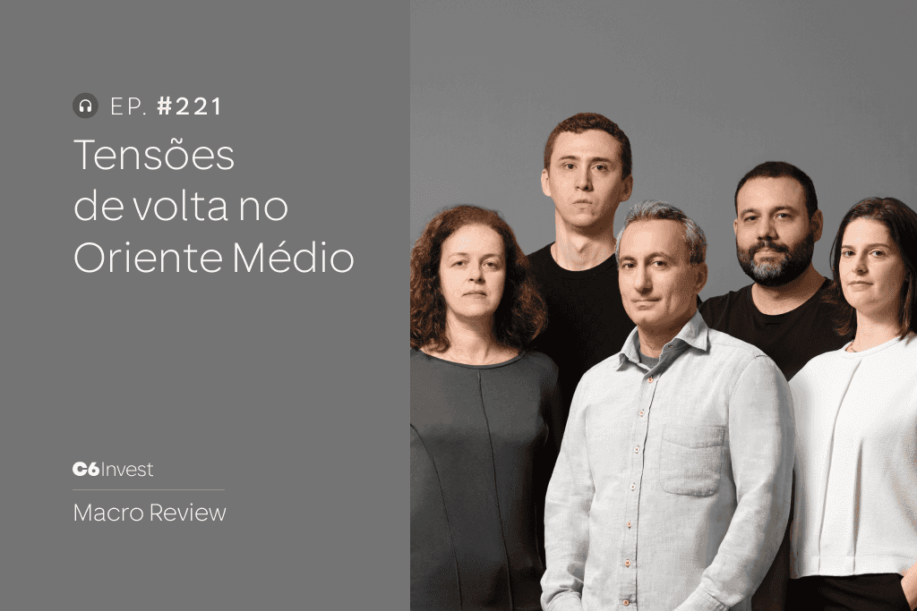 Economistas do C6 Bank reunidos em uma foto para representar o episódio 221 do Macro Review.
