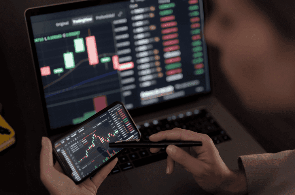 Pessoa acompanhando investimentos, se perguntando se mais de 200% do CDI é seguro