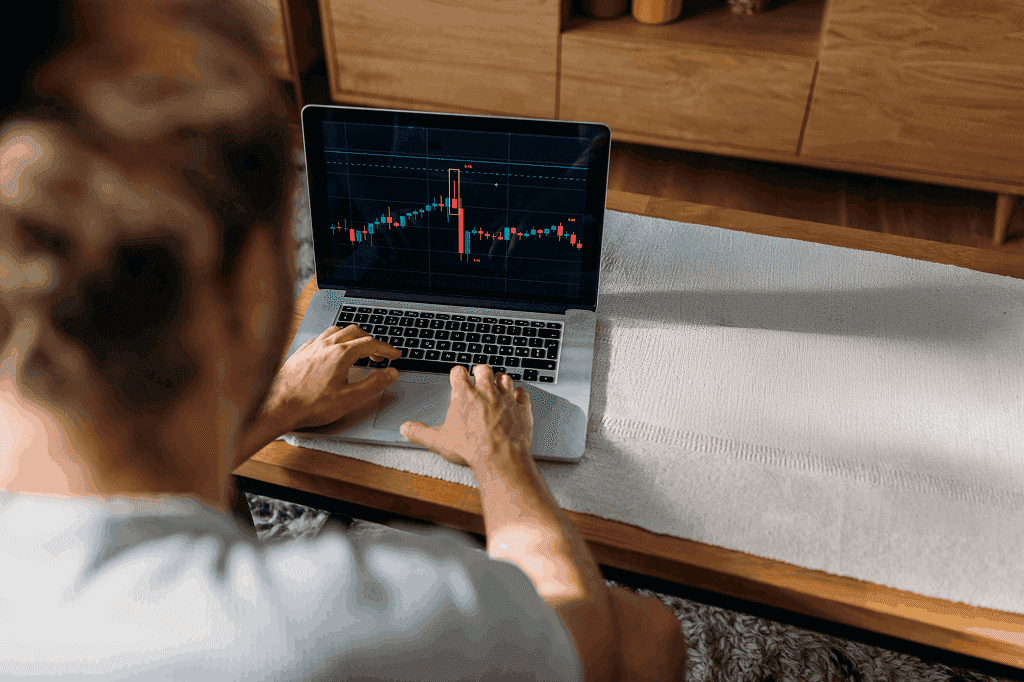 Investidor usando notebook para acompanhar bolsa de valores