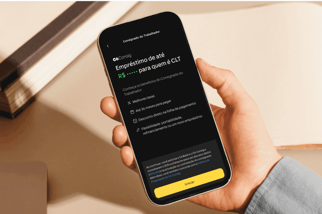 Trabalhador usando aplicativo do banco, na página do C6 Consig, representando o refinanciamento do consignado clt.