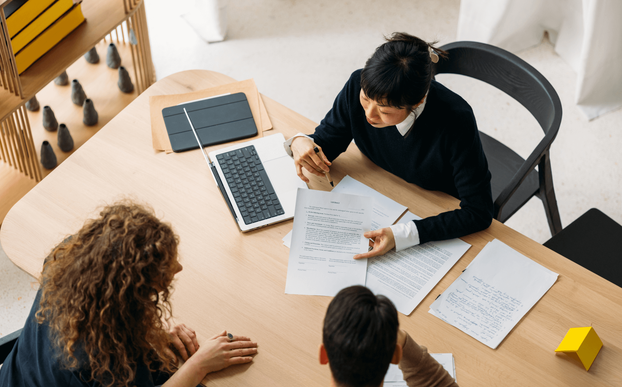 Empresários formando a estrutura jurídica de sociedade anônima