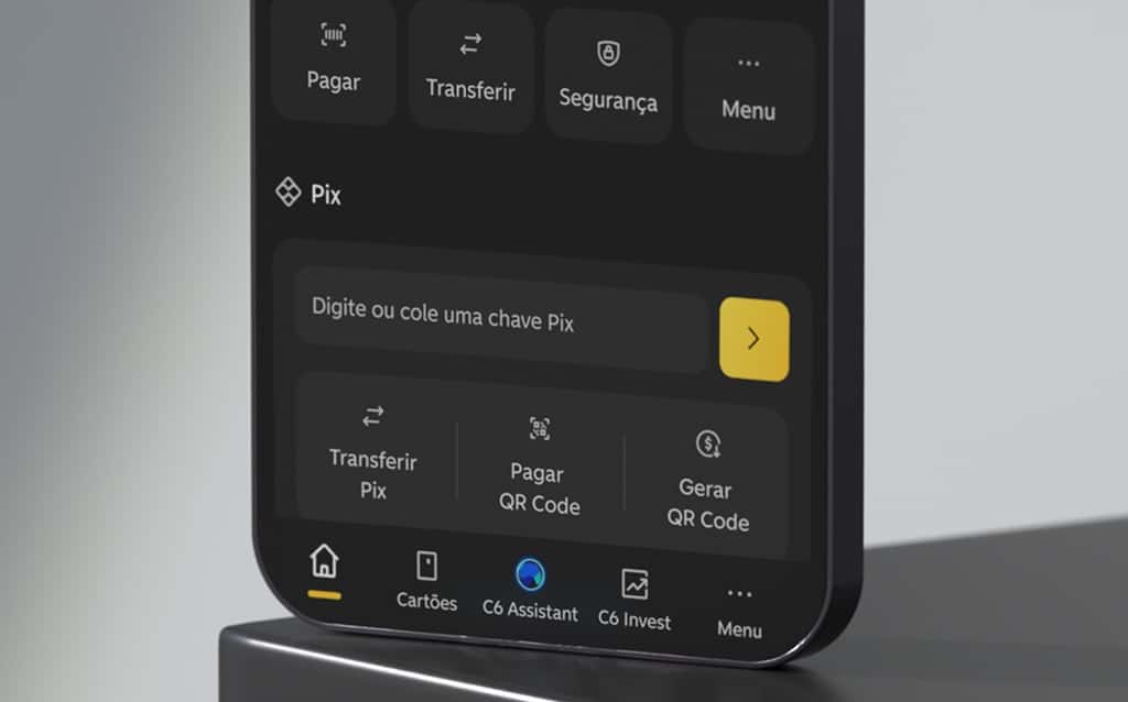 Tela de um smartphone aberta no aplicativo do C6 Bank, exibindo a interface do Pix com opções de transferência, pagamento por QR Code e geração de QR Code.