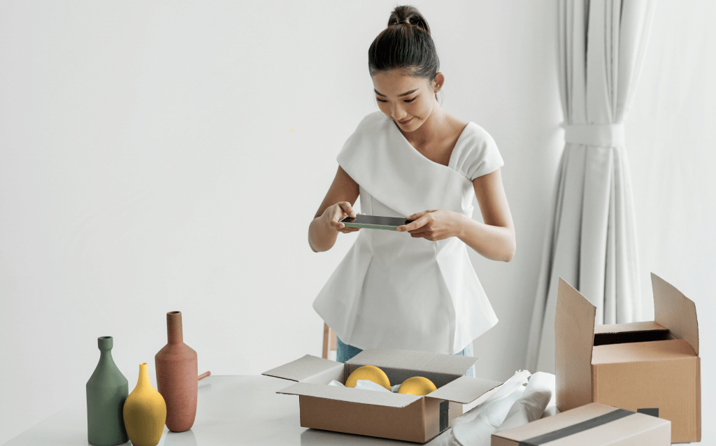 Empreendedora vendendo produtos pela internet