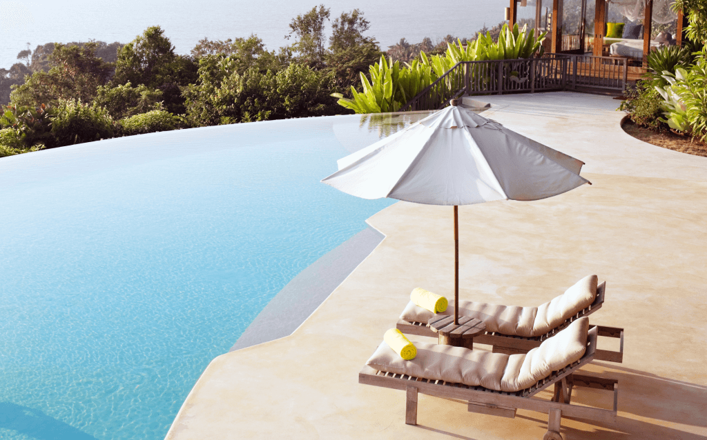 Área de lazer e piscina em um resort de luxo na praia