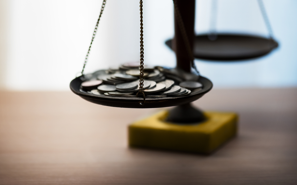 Balança com apenas um dos lados com moedas